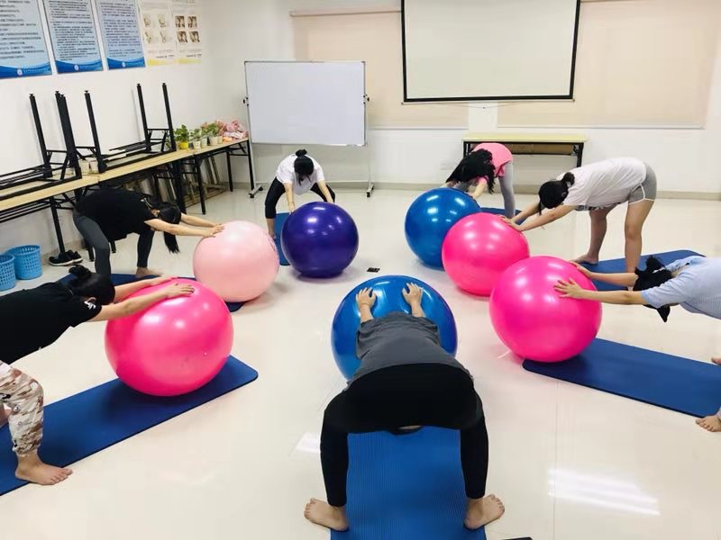 了解产前准备，学习孕期瑜伽，这里的孕妈课堂好热闹